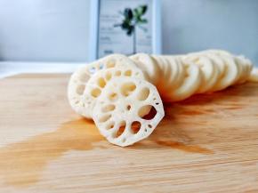 
将藕削皮洗净再切成薄片。