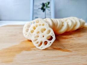 
将藕削皮洗净再切成薄片。