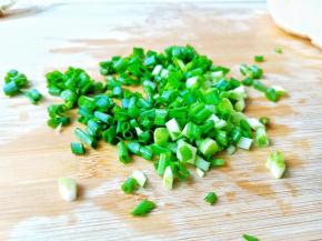 小葱洗净切小丁备用【切葱会有辛辣味，嘴巴含一口水再切，不管是切葱还是洋葱辣椒都不会让眼睛流眼泪】