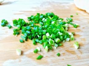 小葱洗净切小丁备用【切葱会有辛辣味，嘴巴含一口水再切，不管是切葱还是洋葱辣椒都不会让眼睛流眼泪】