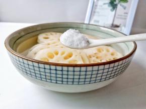 大碗放适量清水，加入藕片，加一勺盐清洗去多余淀粉，炒好的藕片更加脆爽。
