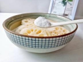 大碗放适量清水，加入藕片，加一勺盐清洗去多余淀粉，炒好的藕片更加脆爽。