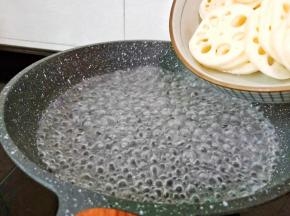 锅里水开下藕片焯水。