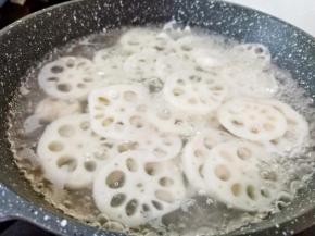 焯水一分钟捞出藕片控水。