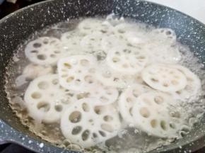 焯水一分钟捞出藕片控水。