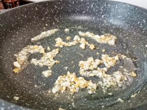 炒锅放旺火上倒油3汤勺烧至温热，下蒜泥炒香。