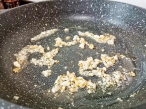 炒锅放旺火上倒油3汤勺烧至温热，下蒜泥炒香。