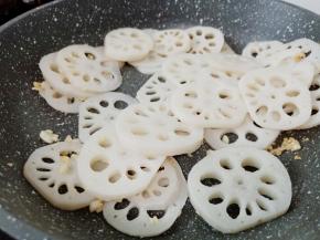 放入沥水后的藕片翻炒片刻。