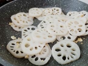 放入沥水后的藕片翻炒片刻。