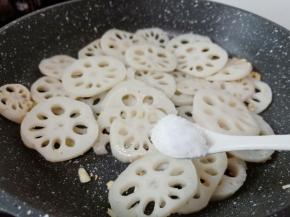 加一点点盐，醋调味，快速翻炒均匀即可。