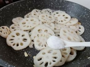 加一点点盐，醋调味，快速翻炒均匀即可。