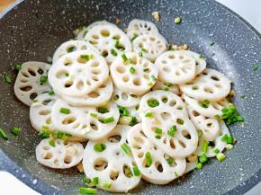 出锅前撒点葱花。