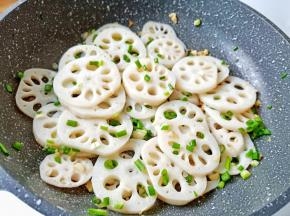 出锅前撒点葱花。