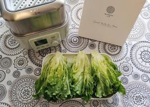 生菜对半均匀切开，冲洗干净