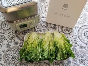 生菜对半均匀切开，冲洗干净