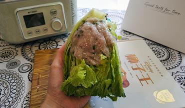 手沾上水，将鱼滑酿入生菜上