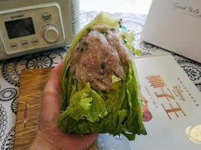 手沾上水，将鱼滑酿入生菜上