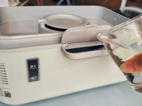 水加到最小位，锅两侧外置注水口非常方便，不用在蒸干水份时要打开加水，还会有提示提醒：喂~干塘要加水啦，哈哈哈哈！
