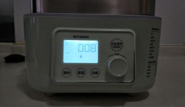 功能键按到“蒸”字，再调时间5-8分，盖上不锈钢+钢化玻璃的超重锅盖

