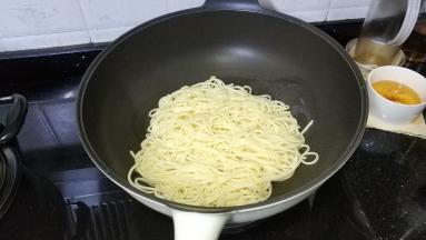 意粉煮至8成熟盛出备用，锅里放入牛油融化后倒入意粉