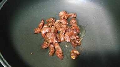 锅里热油倒入牛肉条