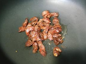 锅里热油倒入牛肉条