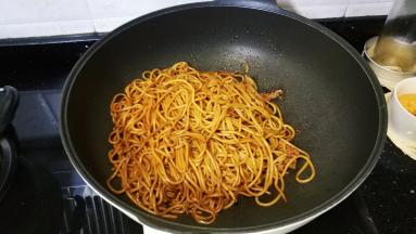 倒入意粉