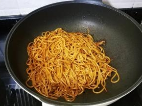 倒入意粉
