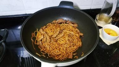 放入杂锦香草、黑椒碎炒均匀