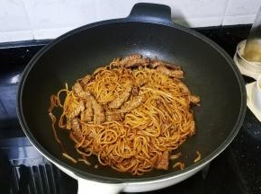 放入杂锦香草、黑椒碎炒均匀