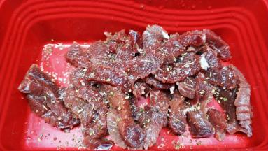 切成均匀条，用油、玫瑰盐、生粉、杂锦香草、老抽腌制1小时