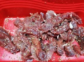 切成均匀条，用油、玫瑰盐、生粉、杂锦香草、老抽腌制1小时
