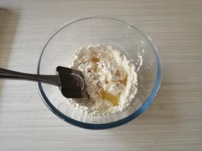 面粉和糖、盐混合均匀，酵母溶于温水中，把油和酵母水倒入面粉里