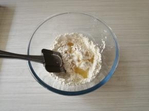 面粉和糖、盐混合均匀，酵母溶于温水中，把油和酵母水倒入面粉里