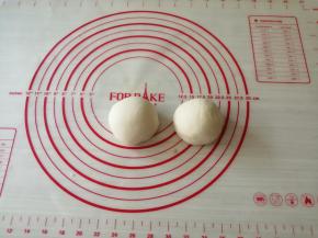 分成两份，盖上保鲜膜松驰30分钟