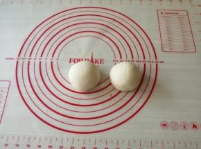 分成两份，盖上保鲜膜松驰30分钟