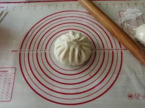 把面皮提起来，捏紧收口