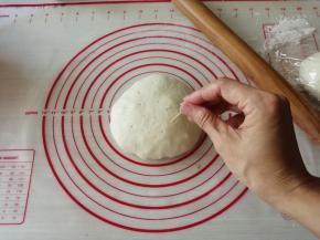 收口朝下，用牙签戳出一个个小孔，这样能防止面皮在烘烤时鼓起来