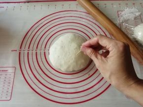 收口朝下，用牙签戳出一个个小孔，这样能防止面皮在烘烤时鼓起来