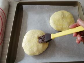 在表面刷上一层全蛋液