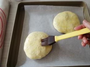 在表面刷上一层全蛋液