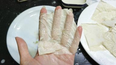 拿起一片软化好的肉燕