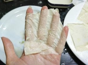 拿起一片软化好的肉燕