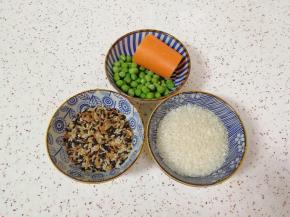 准备好食材，糙米提前用水浸泡。