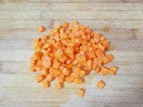 胡萝卜洗干净切成小块。
