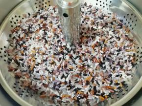 泡过的糙米和大米一起淘好，放入升降电火锅的提篮里。