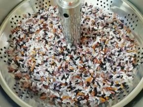 泡过的糙米和大米一起淘好，放入升降电火锅的提篮里。