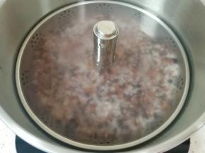 将提篮放入锅中，加水没过提篮。