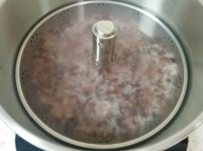 将提篮放入锅中，加水没过提篮。