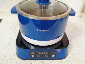 盖上锅盖，选择“火锅”功能，大火烧开以后转中火煮10分钟。